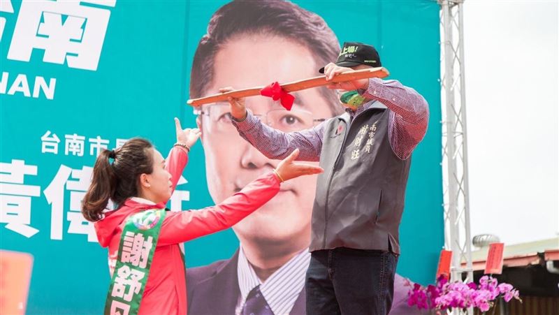 跪接扁擔千人挺　黃偉哲親為謝舒凡授戰旗