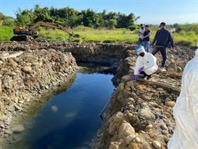 黑心！台中土地被挖出天坑　一驗竟是強酸（圖／翻攝畫面）
