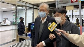 涉不法吸金  檢調約談基泰建設董事長陳世銘基泰建設公司董事長陳世銘等人涉嫌不法吸金新台幣上億元，台北地檢署3日指揮調查局兵分19路搜索，並約談馮姓總經理等10人到案。檢調17日約談陳世銘（前左）說明。中央社記者林長順攝  111年10月17日