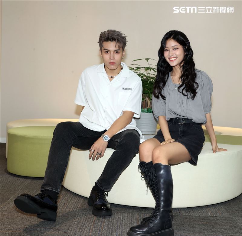 原子少年哲言、朵莉三立新聞網專訪。（記者邱榮吉/攝影）