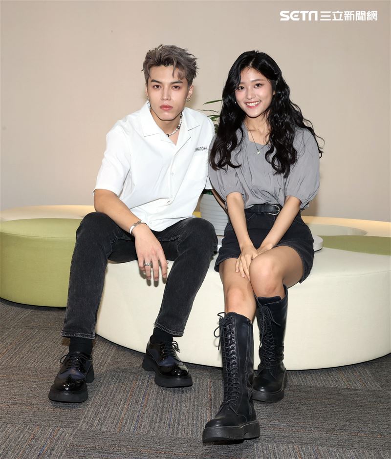 原子少年哲言、朵莉三立新聞網專訪。（記者邱榮吉/攝影）