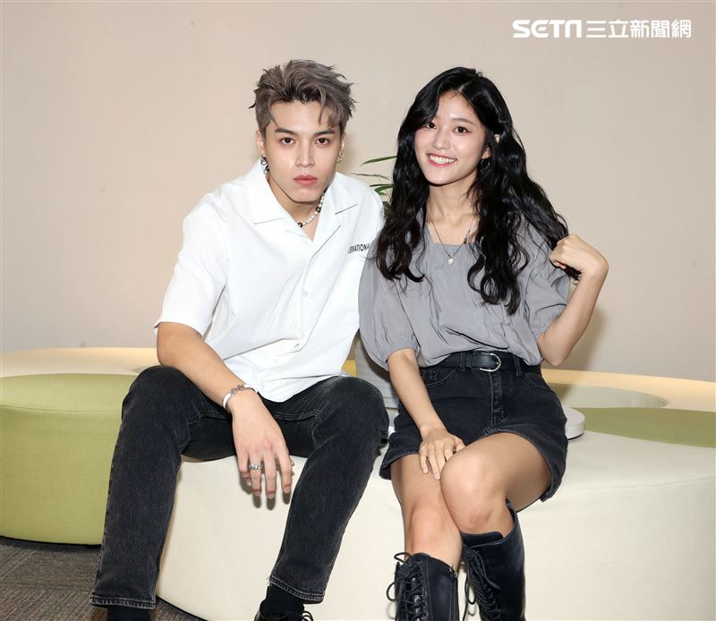 原子少年哲言、朵莉三立新聞網專訪。（記者邱榮吉/攝影）