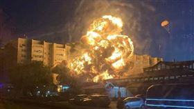 俄羅斯蘇愷34戰機墜毀烏克蘭邊境城鎮　「熊熊大火」至少釀3死19傷（圖／翻攝自KevinRothrock推特）