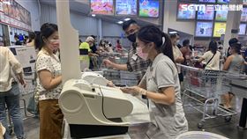 國泰世華當機！好市多結帳「要等1小時」　大排長龍畫面曝（圖／記者施郁韻攝影）
