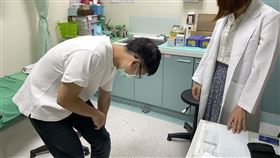 患者就診蹲不下去示意圖，圖非當事患者。（圖／烏日林新醫院提供）