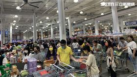 國泰世華當機！好市多結帳「要等1小時」　大排長龍畫面曝（圖／記者施郁韻攝影）