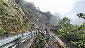 台7線北橫公路大曼段坍方邊坡不穩定  道路封閉公路總局第一區養護工程處17日表示，台7線北橫公路 49.8公里處大曼段，上個月因接連兩個颱風襲台坍方造成邊坡不穩定，考量颱風尼莎外圍環流影響，15日已先實施道路封閉管制，禁止通行。（公路總局第一區養護工程處提供）中央社記者吳睿騏桃園傳真  111年10月17日