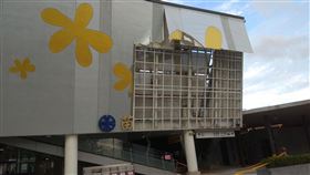 苗栗火車站外牆被強風吹落！急拉封鎖線「東站暫停進出」。（圖／翻攝畫面）