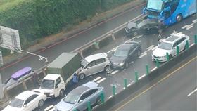 三重環河北路「6車連環撞」！2人受傷