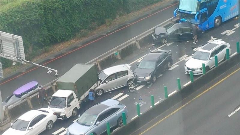 三重環河北路「6車連環撞」！2人受傷送醫