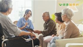 出現手抖、小碎步等動作障礙，及早診斷並就近定期看診，有助於延緩巴金森病、穩定病情。 圖片來源／Freepik