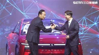 郭台銘駕Model B登場：怎樣？這車漂亮吧