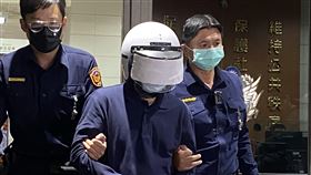 馬籍女大生命案  疑因金錢糾紛失手殺人馬來西亞籍24歲蔡姓女大學生命案引發各界關注，涉案的30歲陳姓男子（中）疑因金錢糾紛和蔡女起爭執，進而失手殺人，警方全案詢後已於17日晚間6時許將陳男依涉殺人罪嫌送士林地檢署偵辦，面對媒體詢問是否後悔殺人，他全程不發一語。中央社記者黃麗芸攝  111年10月17日