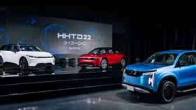 鴻海科技日　鴻海電動車　MODEL V、Model B、Model C量產版
劉揚偉　郭台銘（圖／鴻海提供）