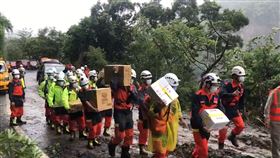 301人困明池山莊！空投頻延　癌藥徒步送