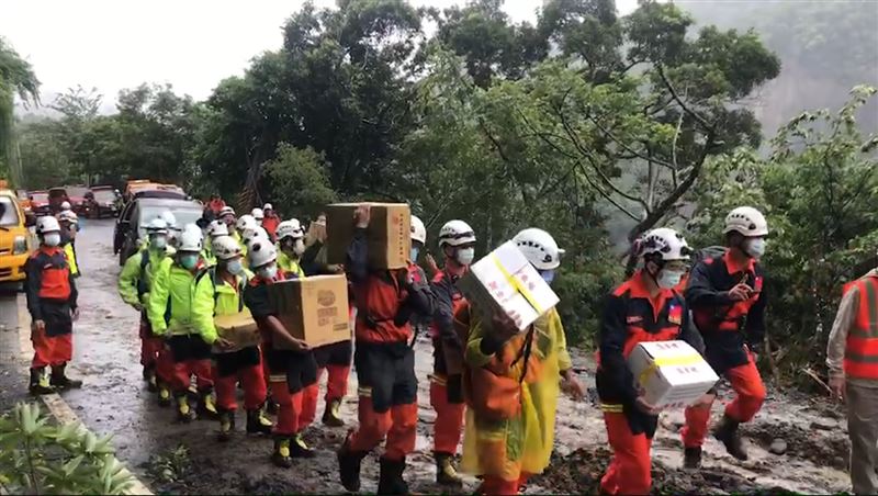 301人困明池山莊！空投頻延　癌藥徒步送