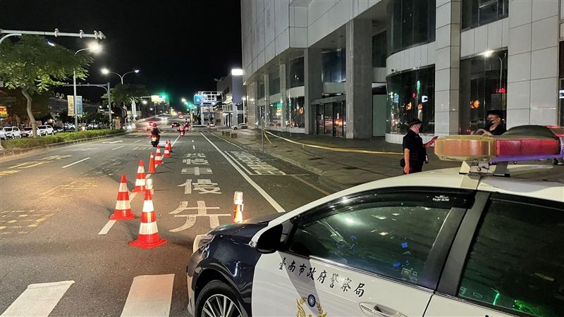 台南德安百貨玻璃疑遭強風吹爆！民眾嚇壞