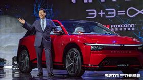 鴻海董事長劉揚偉駕駛電動車登場。2022鴻海科技日（圖／記者戴玉翔攝影）