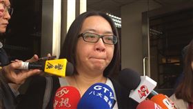 夜店殺警案宣判　薛貞國妻盼被告有心改過台灣高等法院28日針對北市夜店殺警案做出二審判決，遇害刑警薛貞國遺孀黃嘉鳳（中）到庭聽判後哽咽表示，感謝法官依法判決，希望被告有心改過、重新生活。中央社記者蕭博文攝　106年12月28日