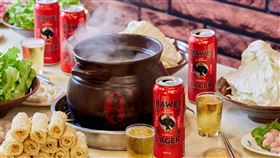 「霸味拉格啤酒」搭配炭火陶鍋滾沸的的薑母鴨和羊肉爐，滿滿歡聚氛圍。（圖／品牌業者提供）