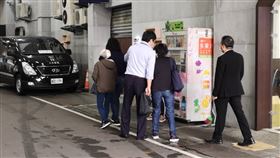 前立委黃義交的家人今日到醫院協助相驗。（圖／記者李依璇翻攝）