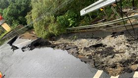 汐止汐萬路3段外側路段坍塌（1）新北汐止區汐萬路3段柯子林茶莊前方道路17日晚間大面積坍塌，新北市政府養護工程處表示，坍塌面積80平方公尺，修復工程初估要2個月。（翻攝照片）中央社記者高華謙傳真  111年10月18日