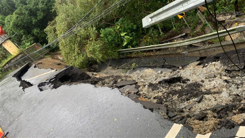 汐止汐萬路外側大面積坍塌　估2個月修復