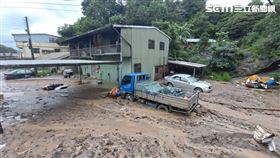 基隆市七堵區東新街營造廠工寮被土石流淹沒，老闆哽咽泣訴發生過程。（圖／翻攝畫面）