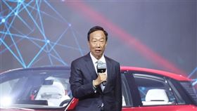 鴻海創辦人郭台銘駕駛電動車Model B登場。2022鴻海科技日（圖／記者邱榮吉攝影）