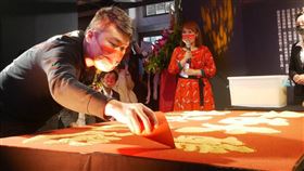 ▲葉峻男道長用米寫字（圖/葉峻男道長FB粉絲頁）