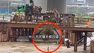 民權大橋改建工程　遭直擊廢棄物扔河裡