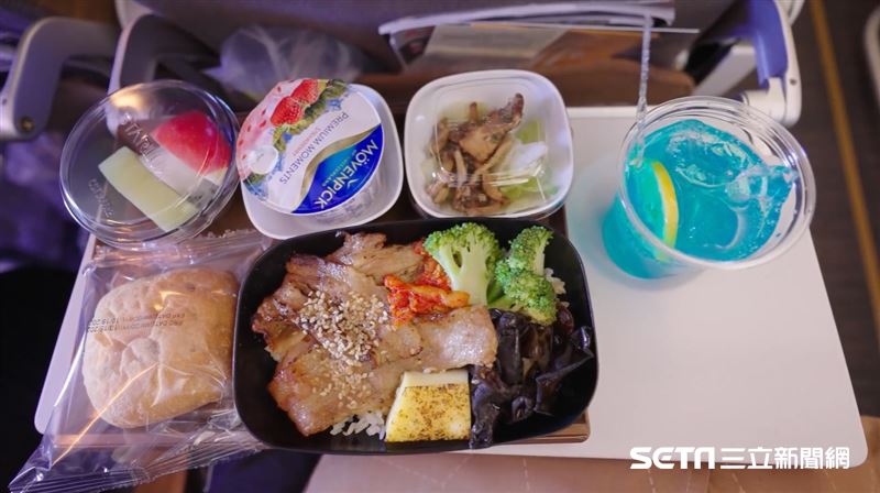搭星宇飛日本4優點　開箱飛機餐一致好評