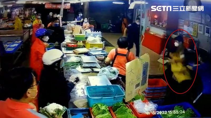 新北警市場喊「幫抓人！」　猛男一手撂倒
