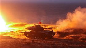 澎防部鎮疆操演展現火力（2）為驗證部隊實戰化訓練成效，陸軍澎湖防衛指揮部19日凌晨實施「鎮疆操演」實彈射擊，由M60A3戰車實施灘岸戰鬥，即使天候不佳，國軍仍以各型火砲依序擊發，展現強大火力。中央社記者趙世勳攝  111年10月19日