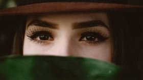 英國15歲少女戴假睫毛上學，卻被老師拿剪刀直接剪壞。（示意圖／Unsplash）