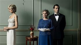 《王冠》第五季海報視覺強調戴安娜與皇室已經處於疏離立場。（圖／翻攝自《王冠》官方推特）