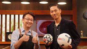 「台灣第一名模」林志玲老公AKIRA（圖右），接受主持人李四端（圖左）訪問。（圖／MOMOTV 提供）