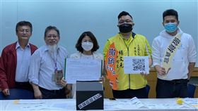 反萊豬醫師蘇偉碩（左一）、前中研院生醫所博後研究學者王文心（中）等人，今日發起「撤銷高端EUA公投第一階段連署」記者會。（圖／記者簡浩正攝影）