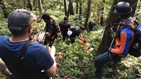 苗栗仙山山難  婦人疑採草藥墜谷身亡苗栗縣獅潭鄉仙山三角點海拔約967公尺，一天內可來回，是熱門的小百岳之一；55歲彭姓婦人疑獨自上山採草藥，失足滑落約50公尺深山谷傷重不治。警消呼籲山友入山最好避免單獨行動，並有合適裝備，隨時注意自身安全。（民眾提供）中央社記者管瑞平傳真  111年9月29日