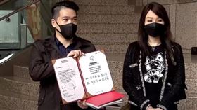 丈夫黃景裕表示，周刊報導形容「常在臉書上傳超跑名車照片」其實是2年前雜誌報導。