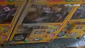 未滿12歲姊弟鑽娃娃機偷玩具　店主損失慘
