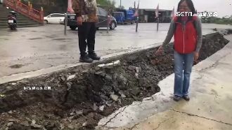 七堵東新街路裂兩邊！房下陷人還住裡面