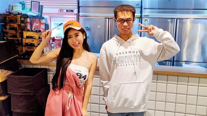 同框正妹老闆娘　鄧佳華「狂吸」影片挨轟