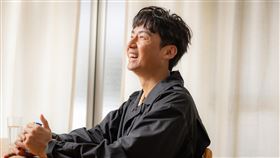 大鶴連兩年闖金鐘　池塘怪談一人分飾3角獲青睞演員「大鶴」林鶴軒（圖）去年入圍金鐘男配角，今年晉升角逐迷你劇集男主角獎，他在導演程偉豪與樂團魚丁糸合作的迷你影集「池塘怪談」中一人分飾3角，詮釋荒謬穿越時空的高中生「小魚」。中央社記者趙世勳攝  111年10月19日