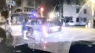 逆向被盯上還想逃　通緝犯遭噴辣椒水制伏