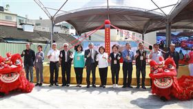 落實居住正義  嘉市第2座社宅動土嘉義市第2座社會住宅「友忠好室」19日開工動土，內政部政務次長花敬群（左6）、民進黨立委王美惠（左5）和嘉義市長黃敏惠（右6）等人出席，工程預計民國114年底完工。  中央社記者姜宜菁攝  111年10月19日