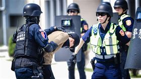 警械使用條例公布施行  內政部警政署研商配套內政部警政署1表示，警械使用條例修正案日前經立法院三讀通過，並由總統蔡英文於19日公布施行，內政部和警政署現正針對新修正條文內容研商、提擬配套措施，以兼顧執勤員警及民眾權益。（警政署提供）中央社記者黃麗芸傳真  111年10月19日