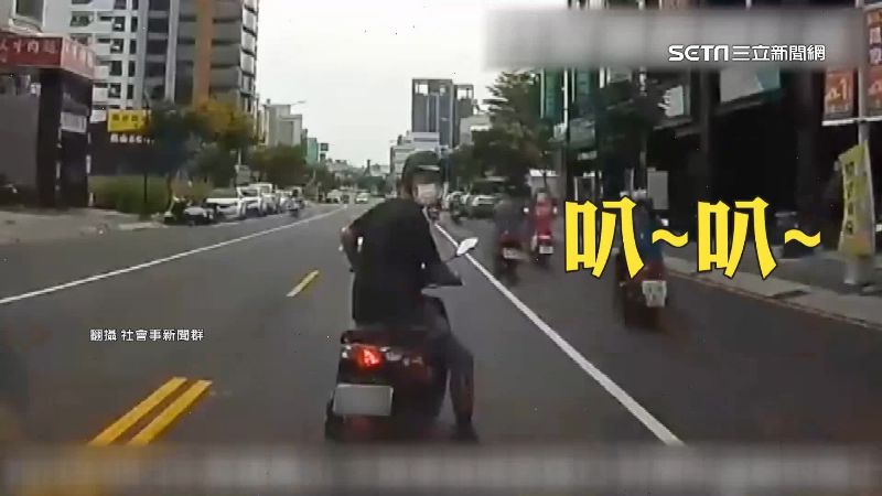 機車急切！駕駛長按喇叭　騎士停路中擋道