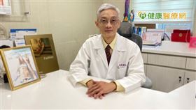 張松源院長表示選擇以乳暈作為切口，術後傷口相當隱密，不論是穿無袖或甚至比基尼，都看不出手術痕跡，也連帶改善了原先乳頭凹陷的問題。