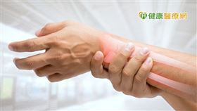 由於毫無症狀、難以察覺，一般人都是等到骨折之後，才發現自己有骨質疏鬆症。